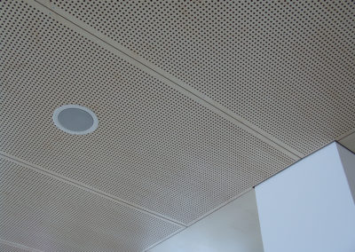 Akustikdecke MDF Baustoffklasse B1, Ahorn furniert mit Lochung 16/16/8 mm